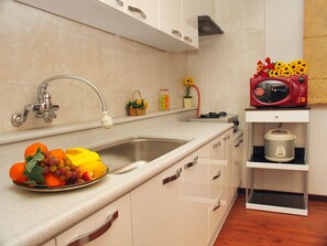 Family Studio | Private kitchen | Fridge, microwave, stovetop, electric kettle - Jeju Feel House (Jeju City)
