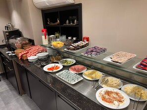 Petit déjeuner buffet (6 EUR par personne)