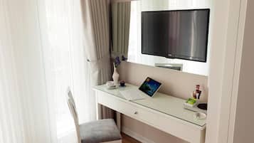 Standard Twin Room | Minibar, in-room safe, desk, laptop workspace