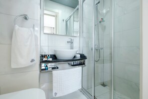 Ducha, artículos de tocador gratuitos, secador de pelo, pantuflas