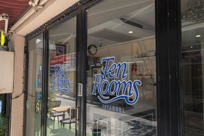 Exterior de um hotel chamado "Ten Rooms" em Istambul.