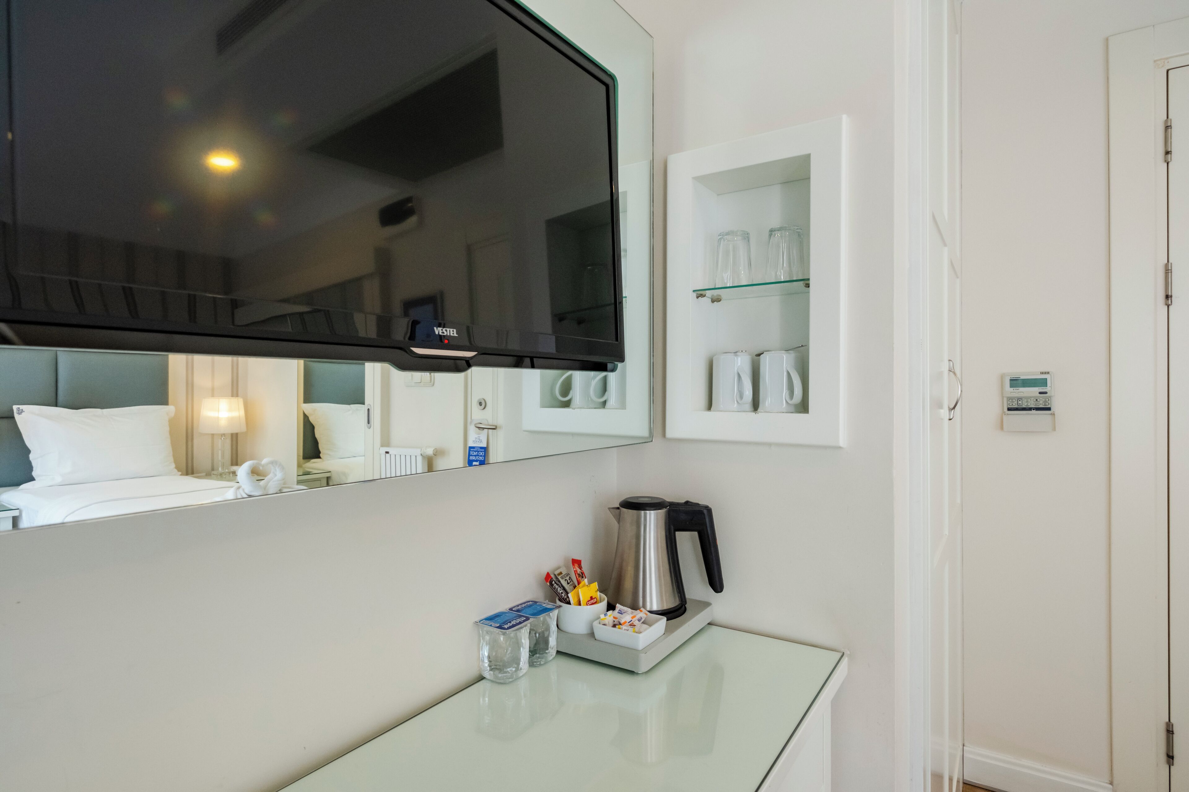 Minibar, pengeskab på værelset, skrivebord