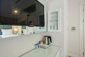 Minibar, pengeskab på værelset, skrivebord