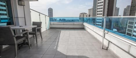 Suite, 1 grand lit, fumeurs | Terrasse/Patio