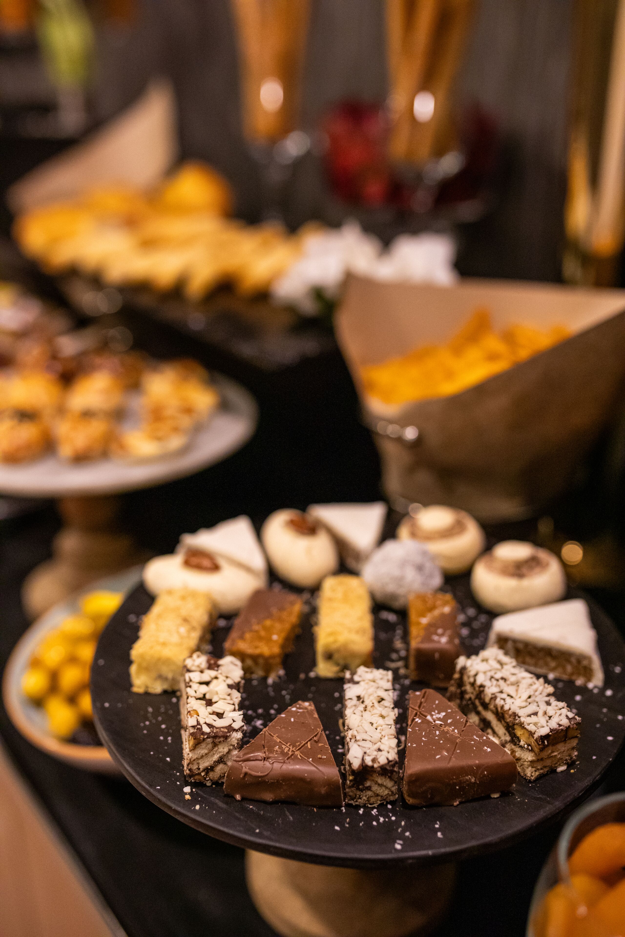 Una variedad de postres en una bandeja giratoria.