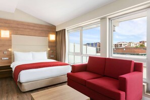Habitación Deluxe, 1 cama de matrimonio, terraza | Minibar, caja fuerte, escritorio y sistema de insonorización