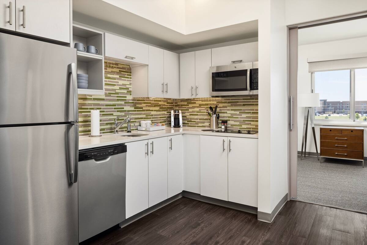 executive suite, 1 bedroom | private kitchen | microwave, coffee/tea maker