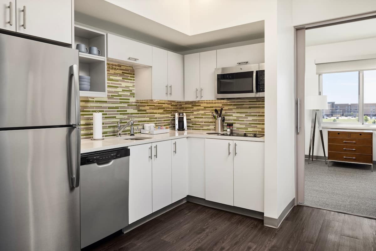 Executive Suite, 1 Bedroom | Private kitchen