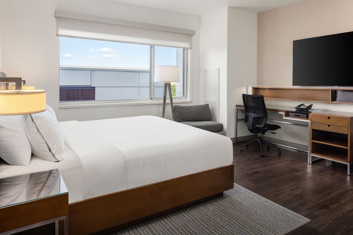 standard room, 1 king bed | pillow-top beds, in-room safe, desk, blackout curtains