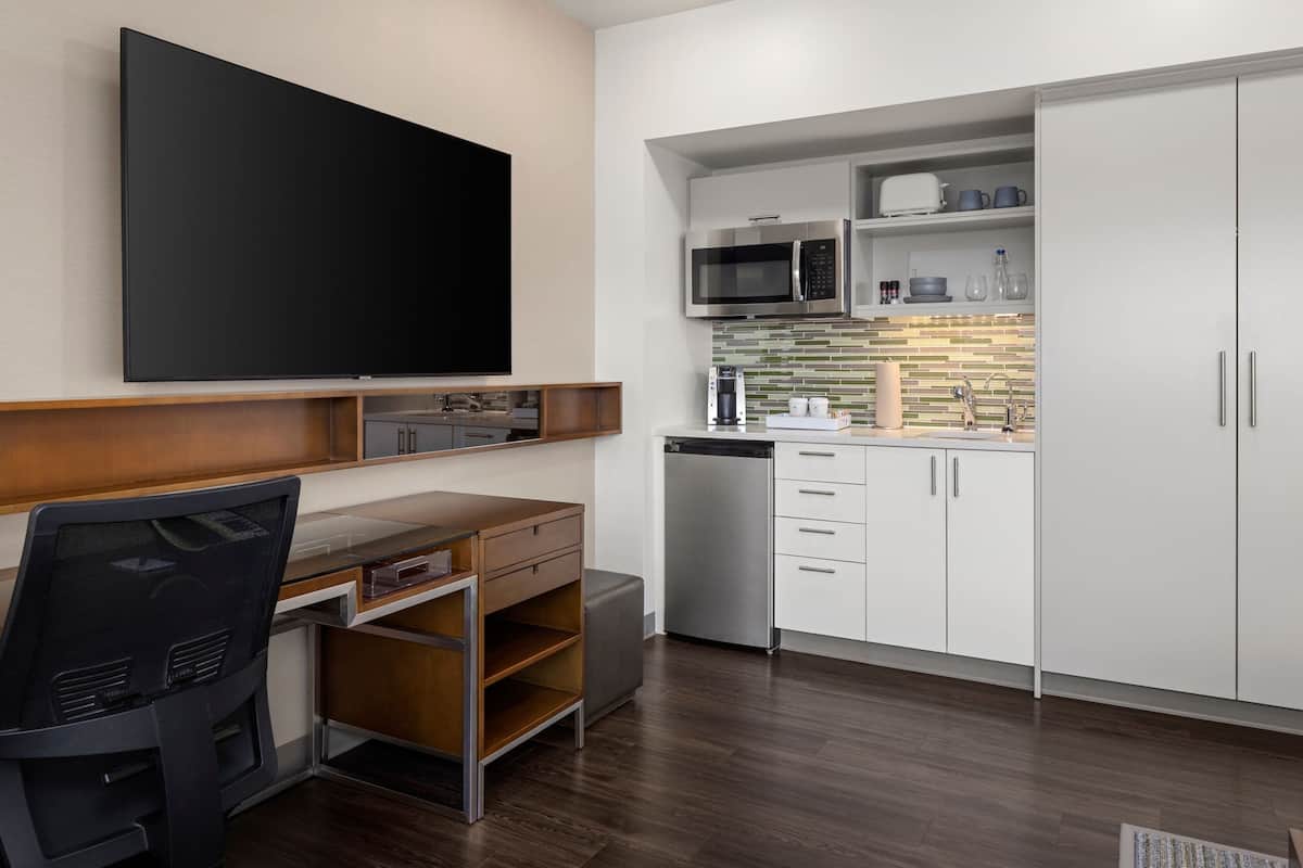 Standard Room, 1 King Bed | Private kitchen