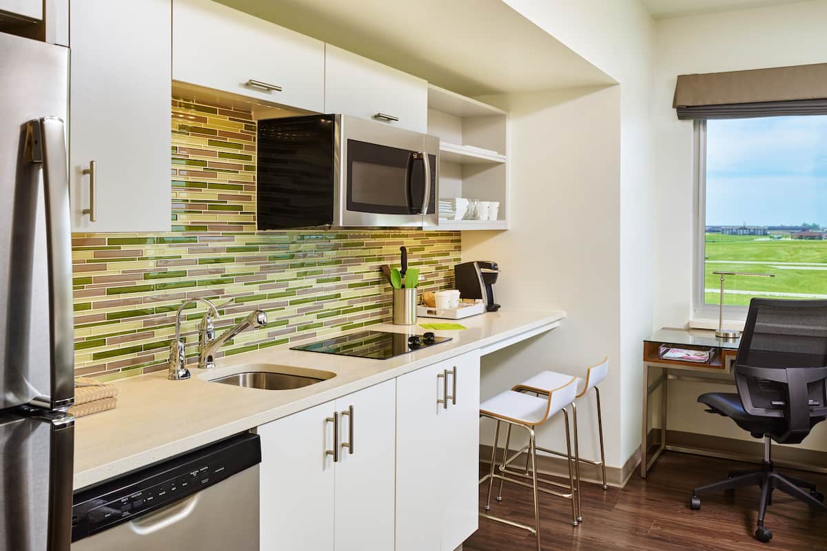 microwave, coffee/tea maker