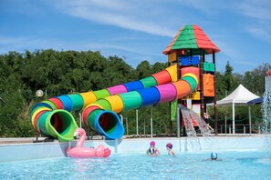 A water park with a colorful spiral slide, a small tower, and a pool area. - Campingvillaggio Atlanta e Mediterraneo - Campground (Chioggia)