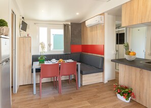 Stacaravan, Meerdere bedden, 2 badkamers (Stromboli) | Een kluis op de kamer, extra bedden (toeslag), gratis wifi