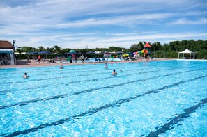 2 piscines extérieures, parasols de plage, chaises longues