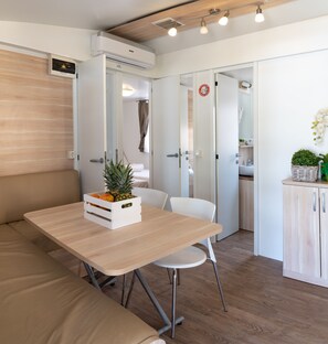 Casa rodante, varias camas, junto a la playa (Adria) | Caja de seguridad en la habitación, camas extra y wifi gratis 