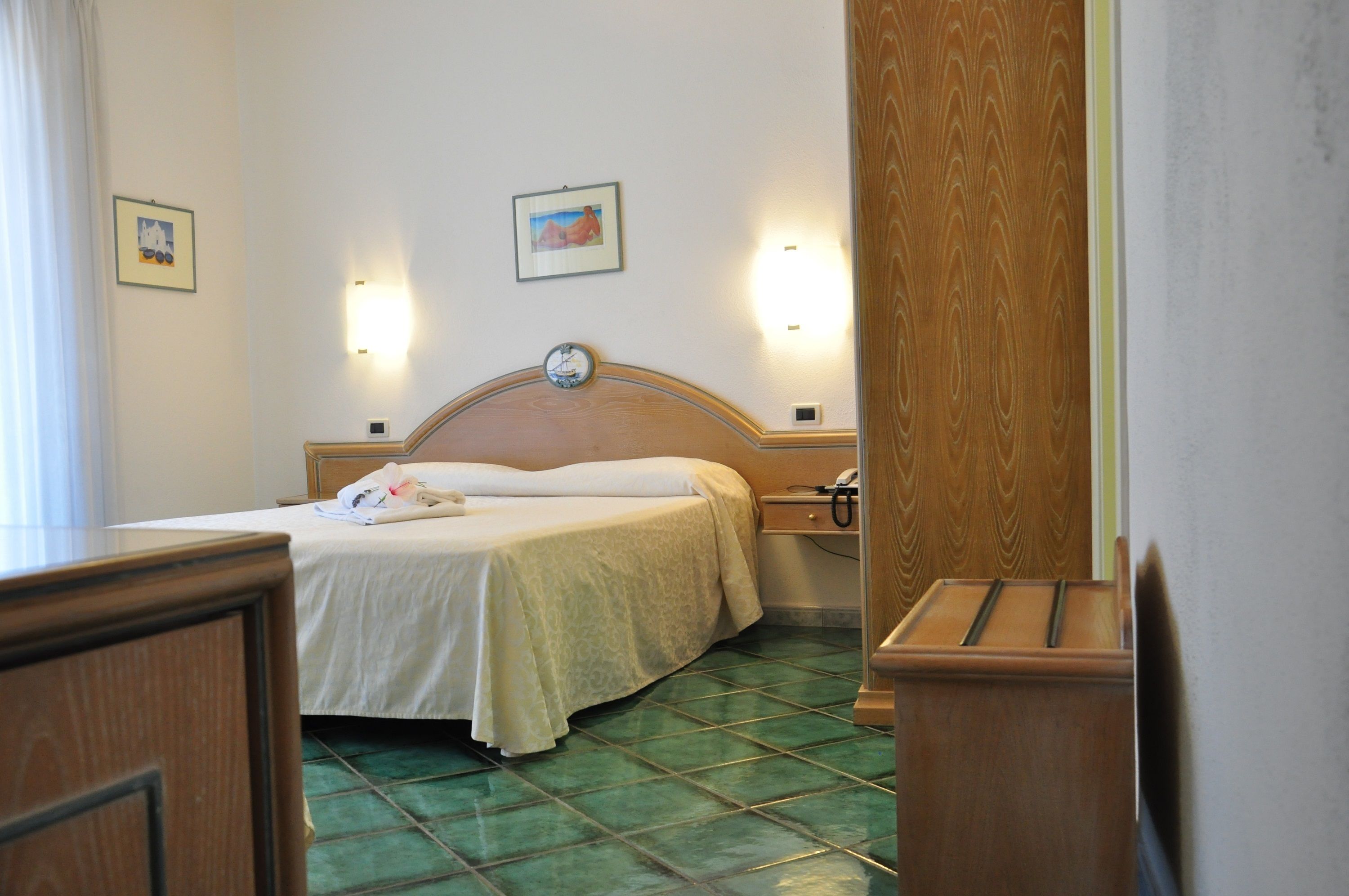 comfort room | minibar, in-room safe, cots/infant beds, free wifi