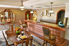 Se sirven desayunos, almuerzos y cenas; cocina internacional