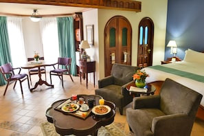 1 Schlafzimmer, hochwertige Bettwaren, Zimmersafe, Schreibtisch