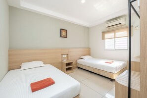 3 kamar tidur, brankas, dan meja kerja