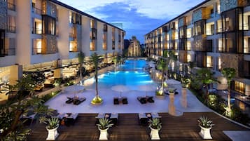 Piscina externa, funciona das 7h às 19h, guarda-sóis, espreguiçadeiras