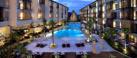 Außenpool, geöffnet von 07:00 Uhr bis 19:00 Uhr, Sonnenschirme