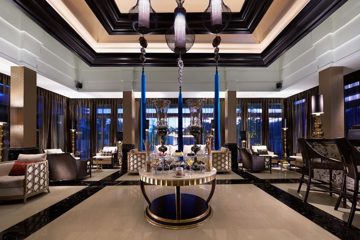 3 bars/lounges, cocktail bar