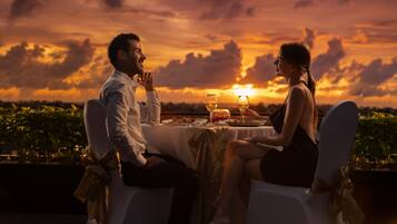 Serviço de café da manhã, almoço, jantar; vistas para a piscina