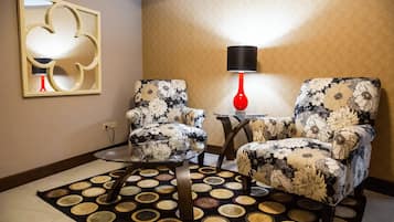Suite ejecutiva | Ropa de cama de alta calidad, edredones de plumas, minibar y caja fuerte