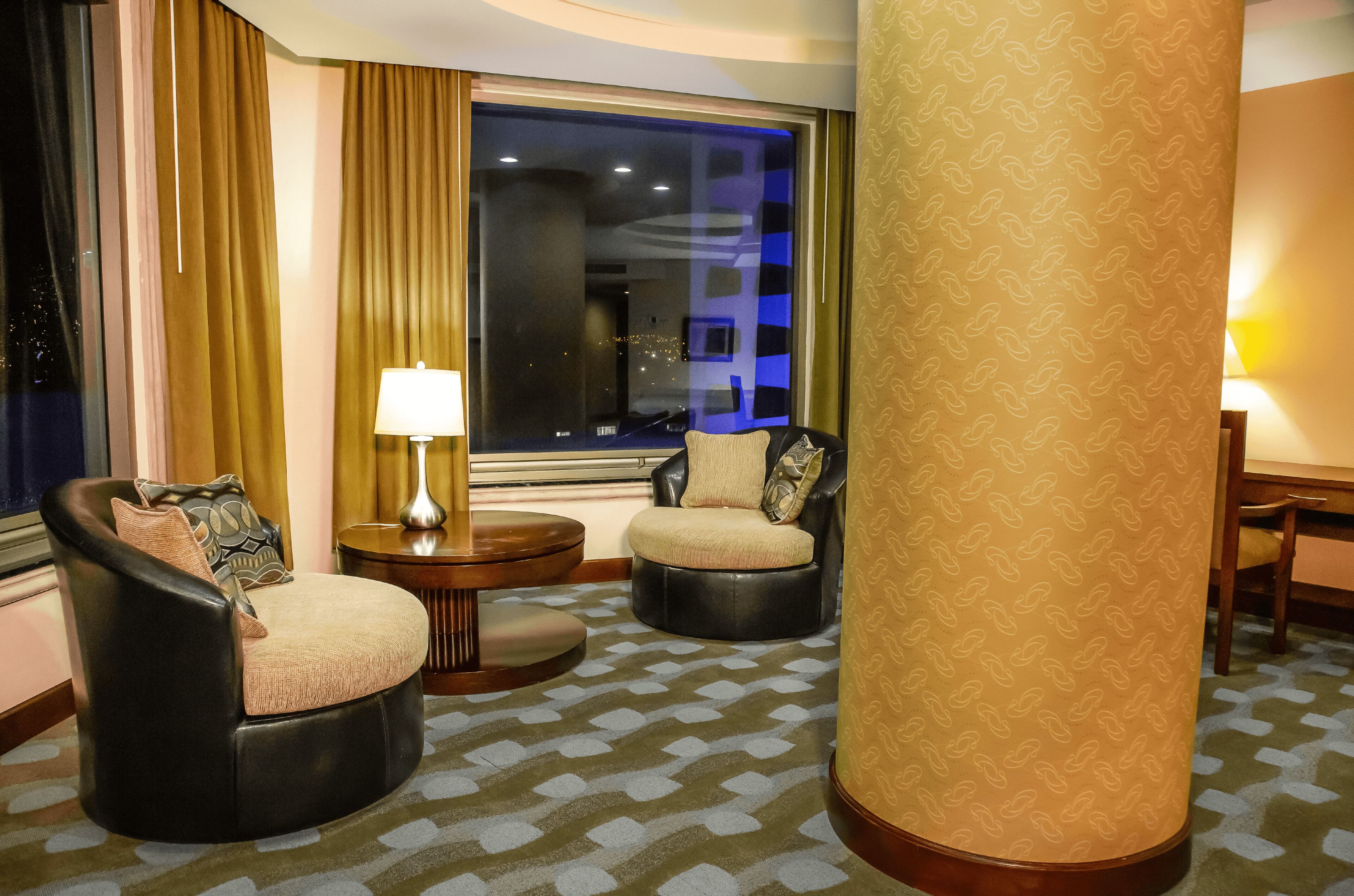 Suite Junior, 2 Tempat Tidur Queen | Ruang keluarga | Televisi layar datar 52-inci dengan saluran TV kabel dan TV