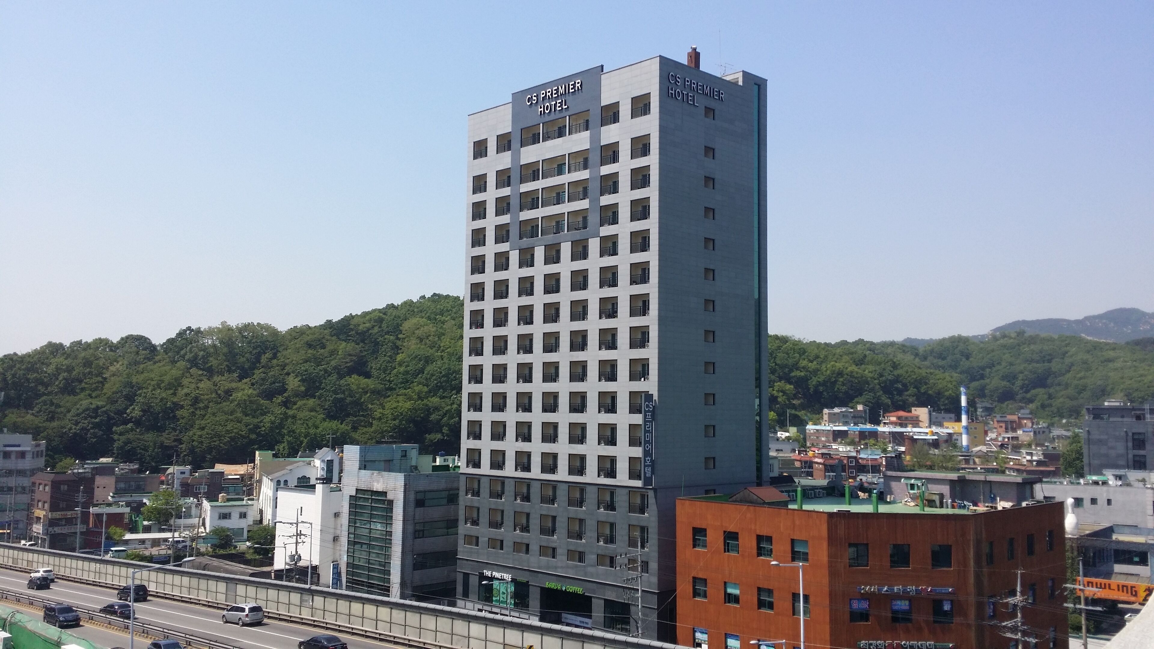 Un edificio alto y moderno con varios pisos y balcones, con la leyenda 