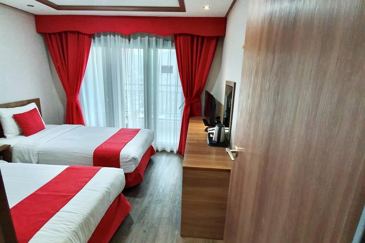 Chambre Familiale Double ou avec lits jumeaux | Coffres-forts dans les chambres, chambres insonorisées, Wi-Fi gratuit