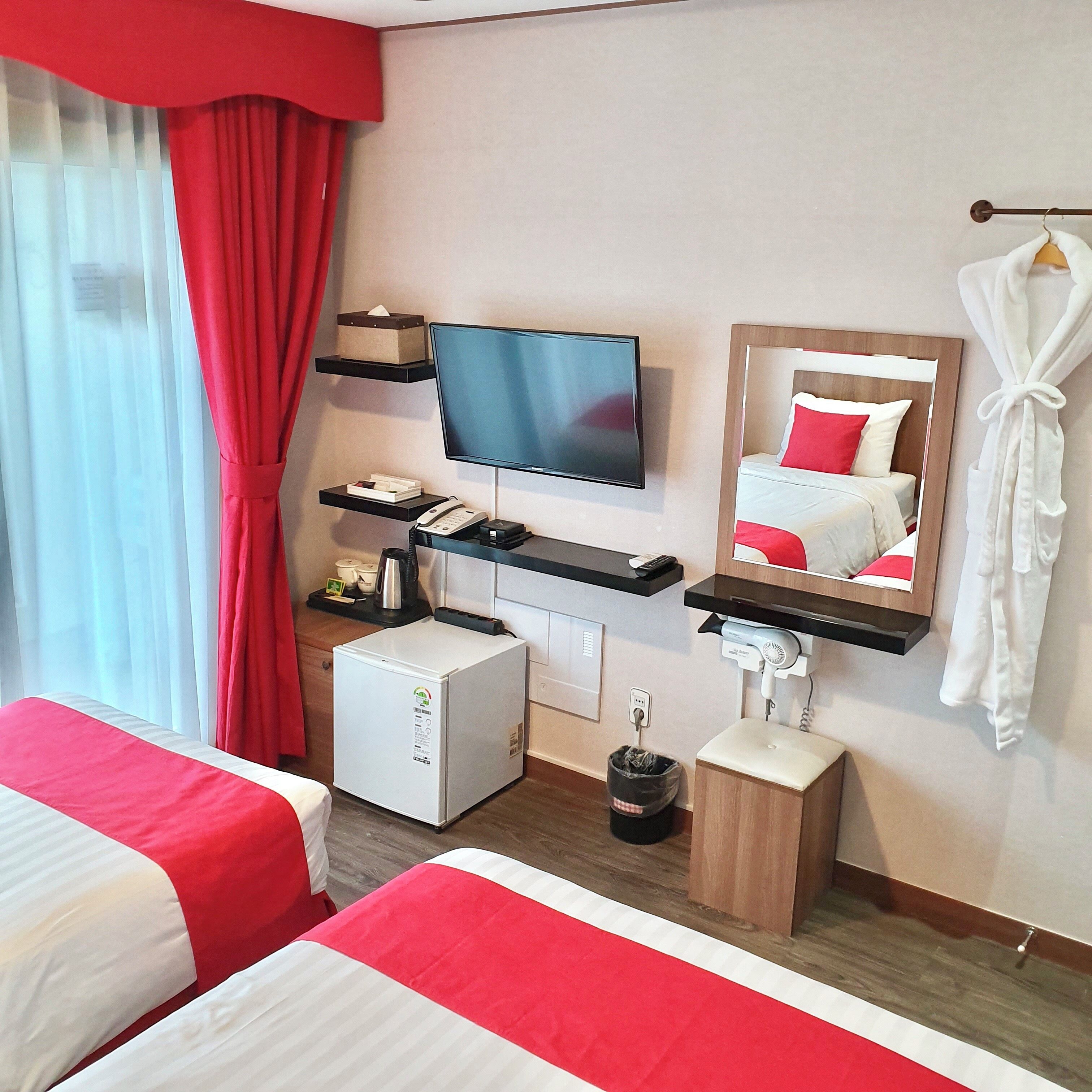 In-room safe, soundproofing, free WiFi, bed sheets