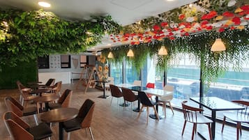 20 restaurants, breakfast, lunch served; international cuisine