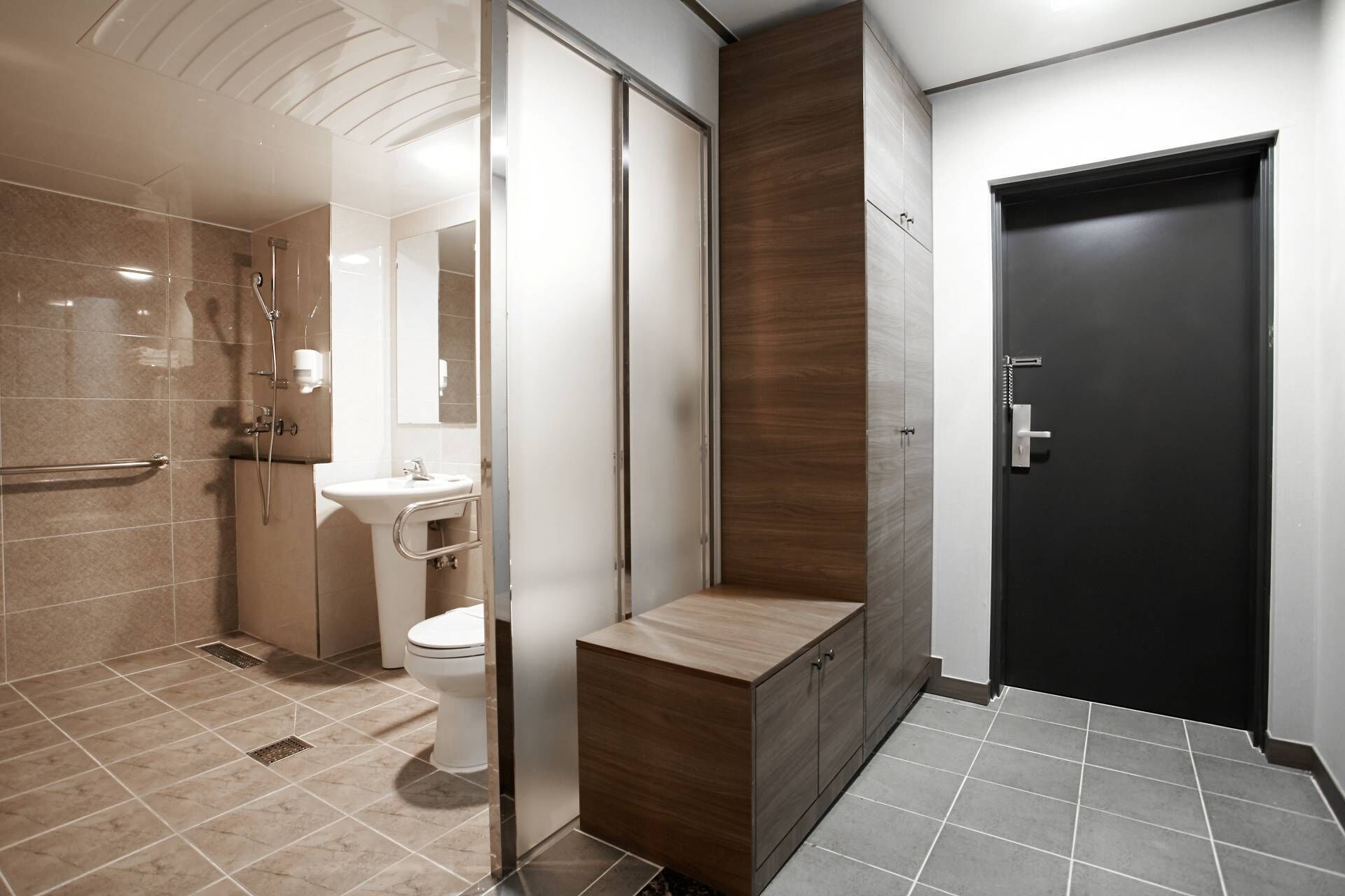 Un baño moderno con ducha, inodoro y lavamanos.