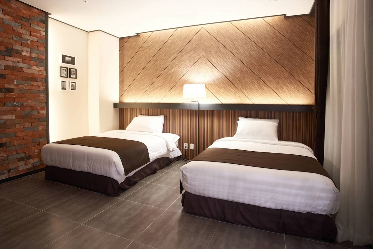 In-room safe, soundproofing, WiFi (free), bed sheets