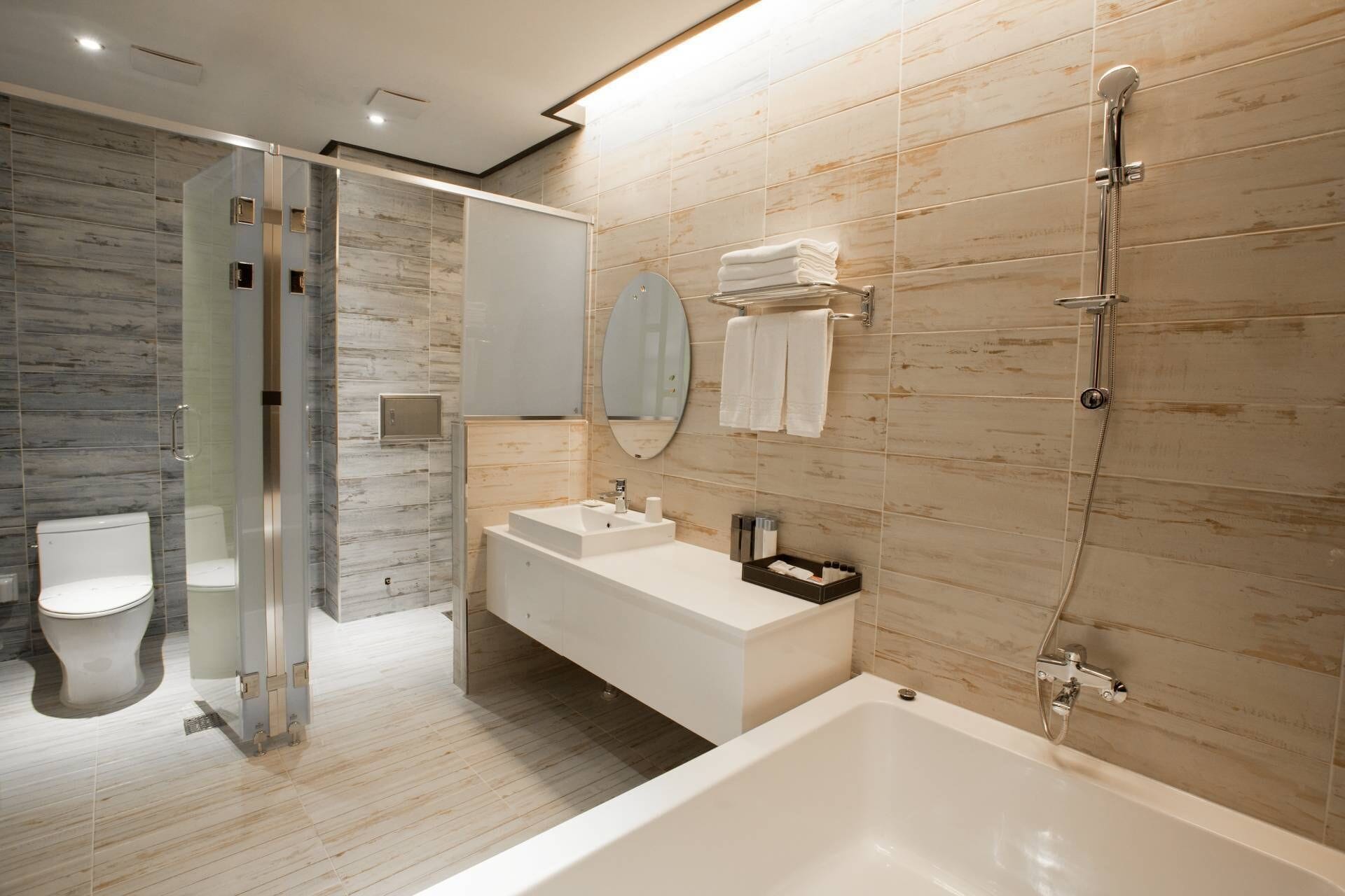 Kamar Double Junior | Kamar mandi | Shower, pengering rambut, sandal, dan handuk