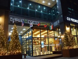 Vista frontal de la propiedad por la tarde o noche