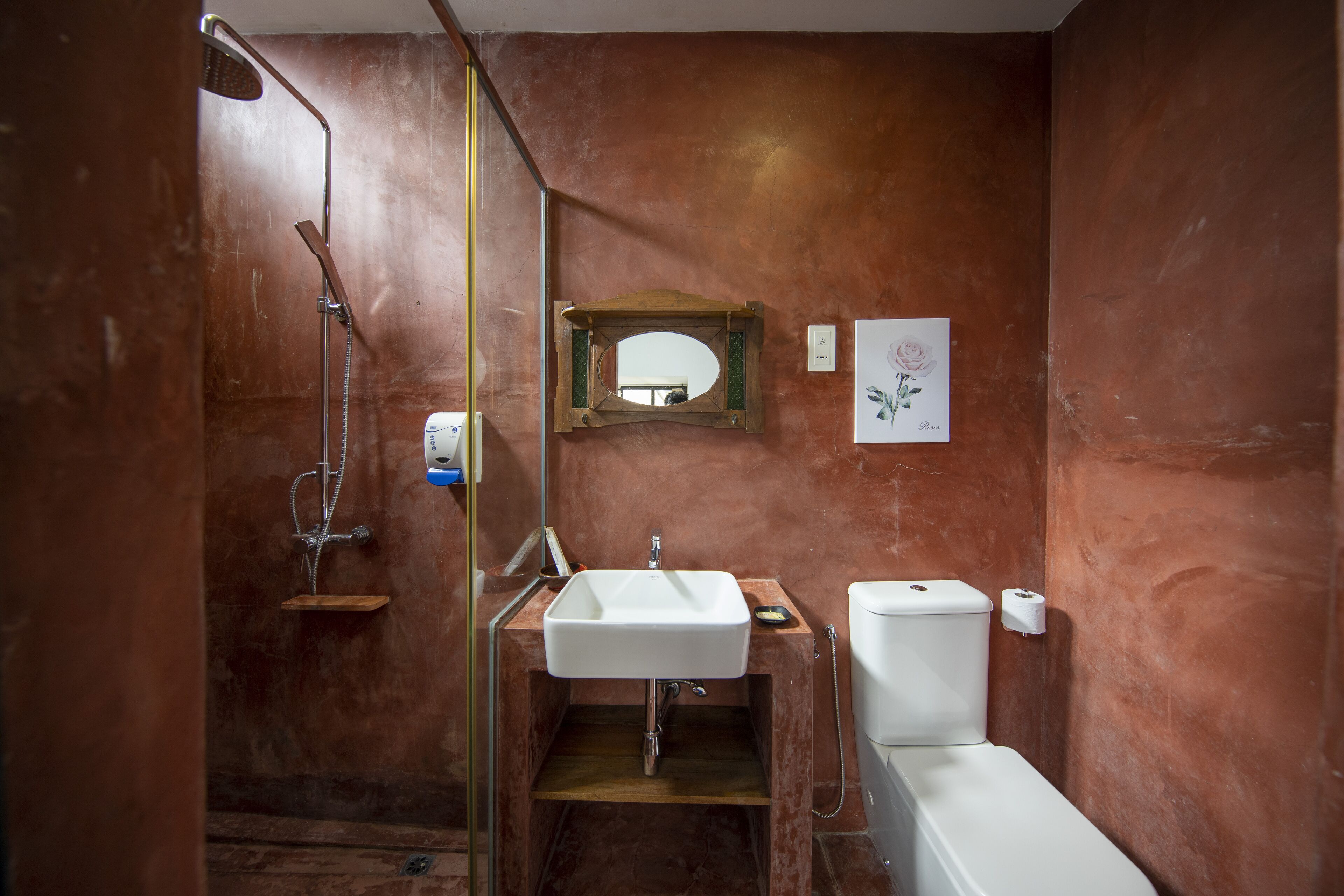 shower, rainfall showerhead, free toiletries, hair dryer