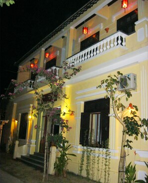 Front of property - evening/night - Sea Sun Homestay (Da Nang)