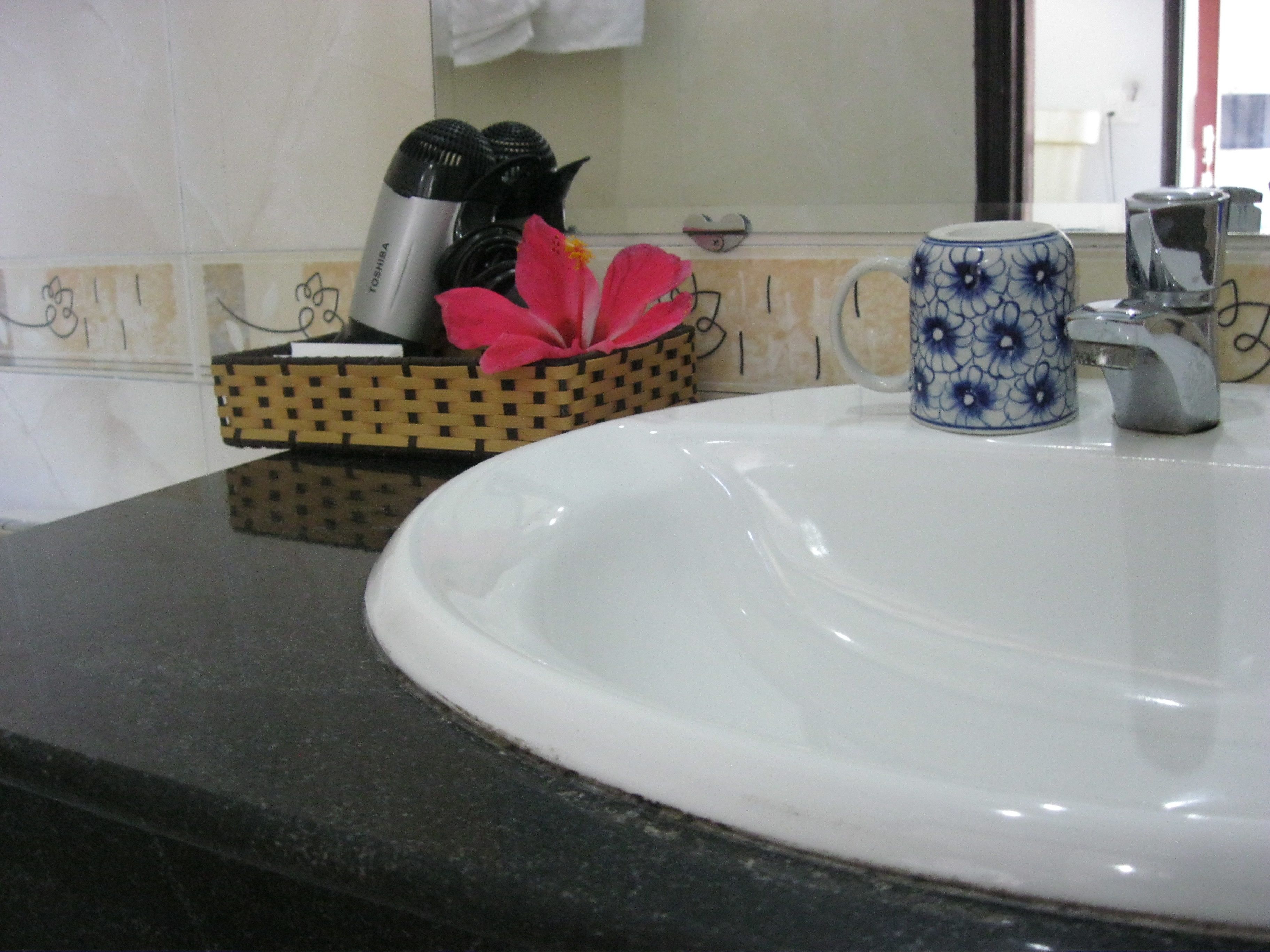 deluxe twin room | bathroom sink