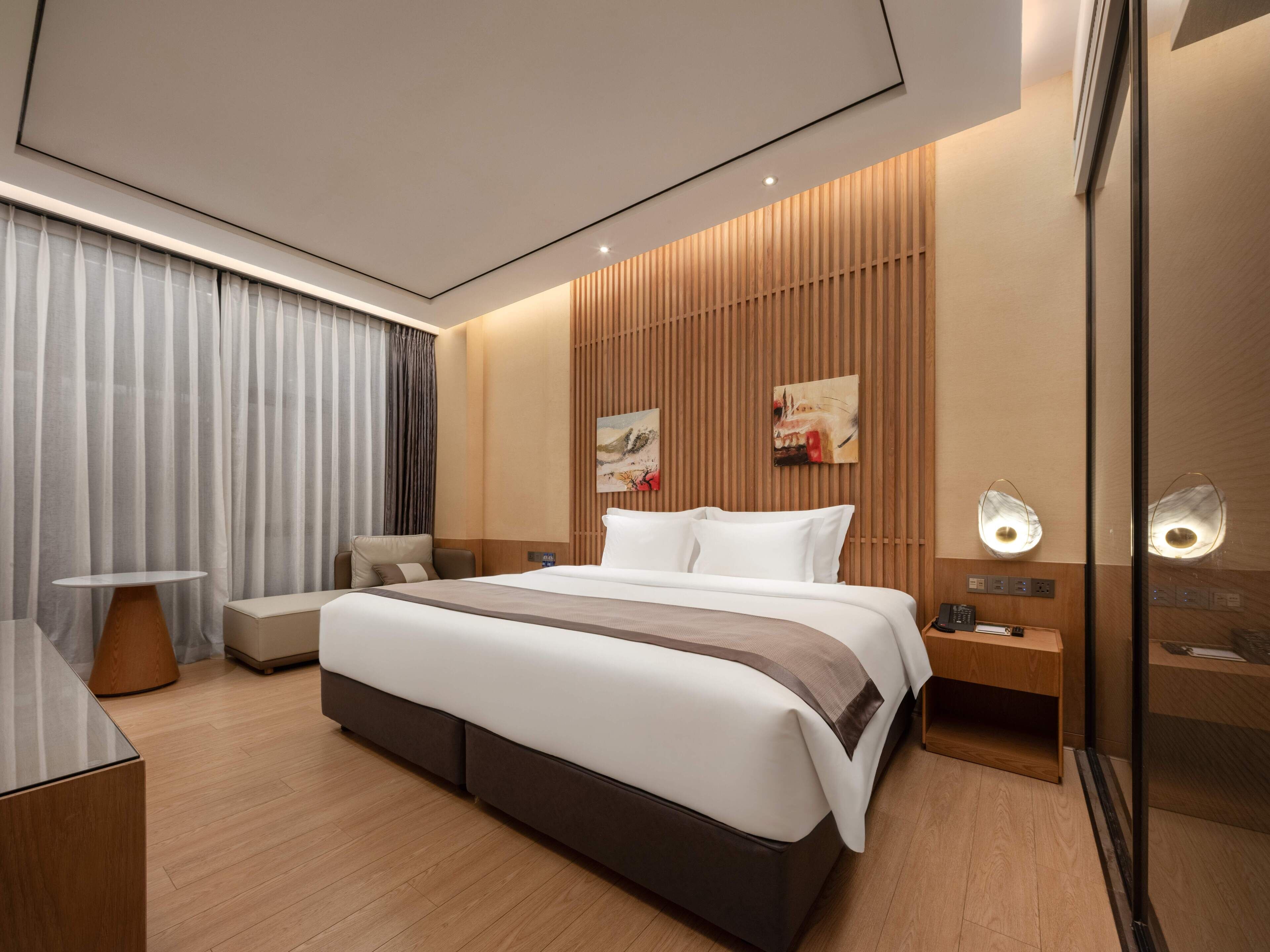 ألحفة محشوة بالريش وخزنة داخل الغرفة وستائر تعتيم ومكواة/لوح كي