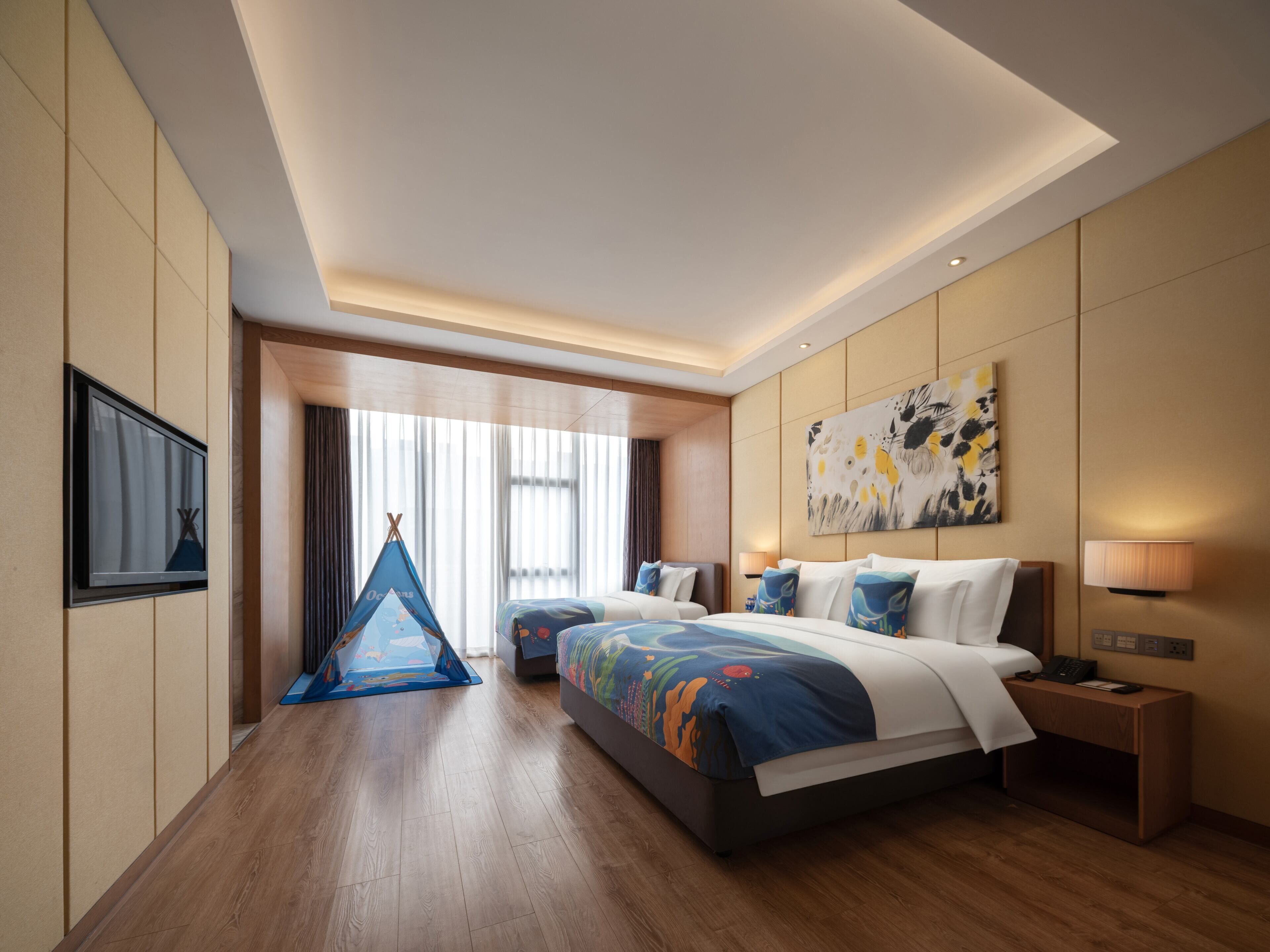 ألحفة محشوة بالريش وخزنة داخل الغرفة وستائر تعتيم ومكواة/لوح كي