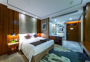 Down duvets, in-room safe, blackout curtains, iron/ironing board - Palm Spring Hotel (Zhuhai)