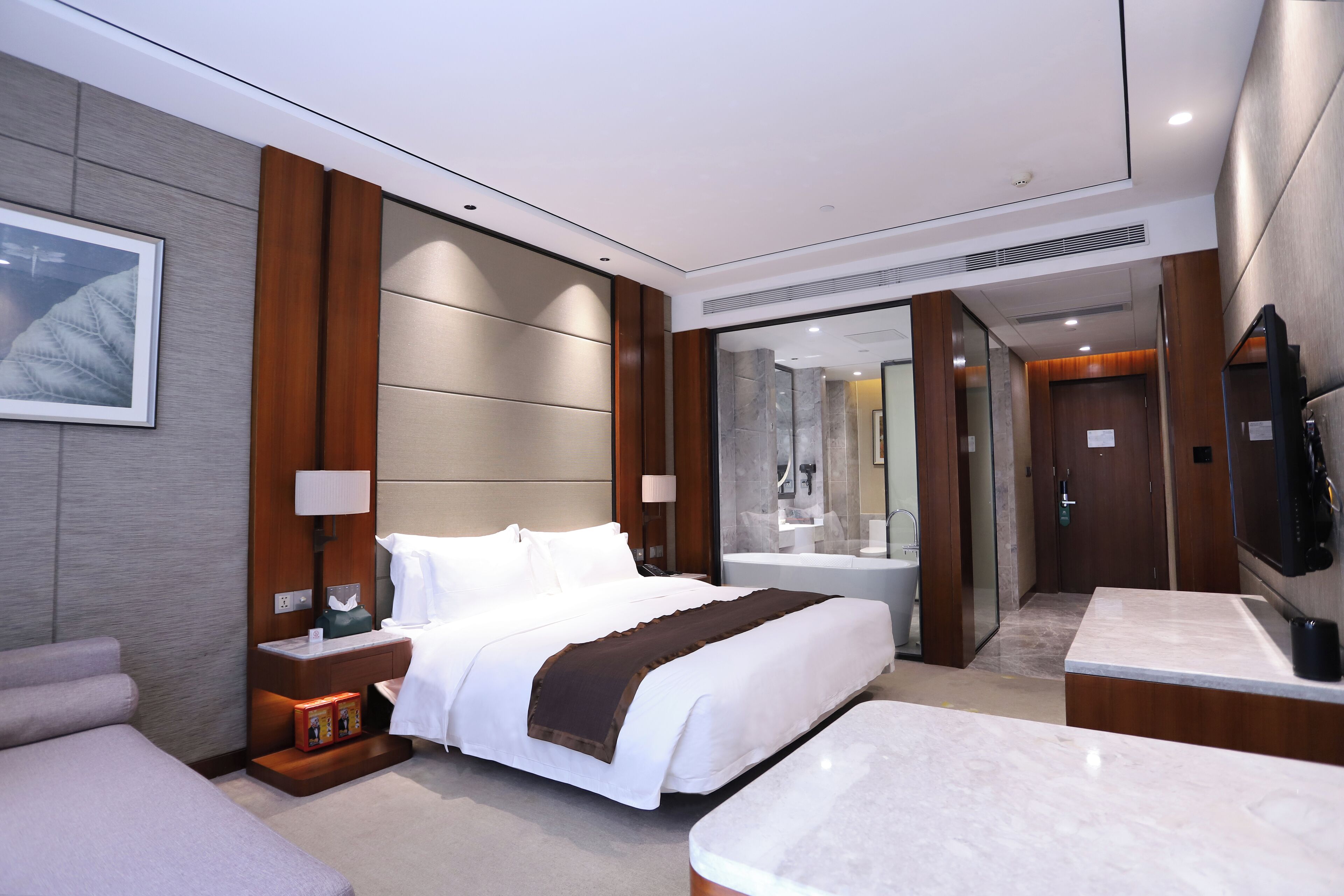 Executive Room, 1 King Bed, Bathtub | Down comforters, in-room safe, blackout drapes, iron/ironing board