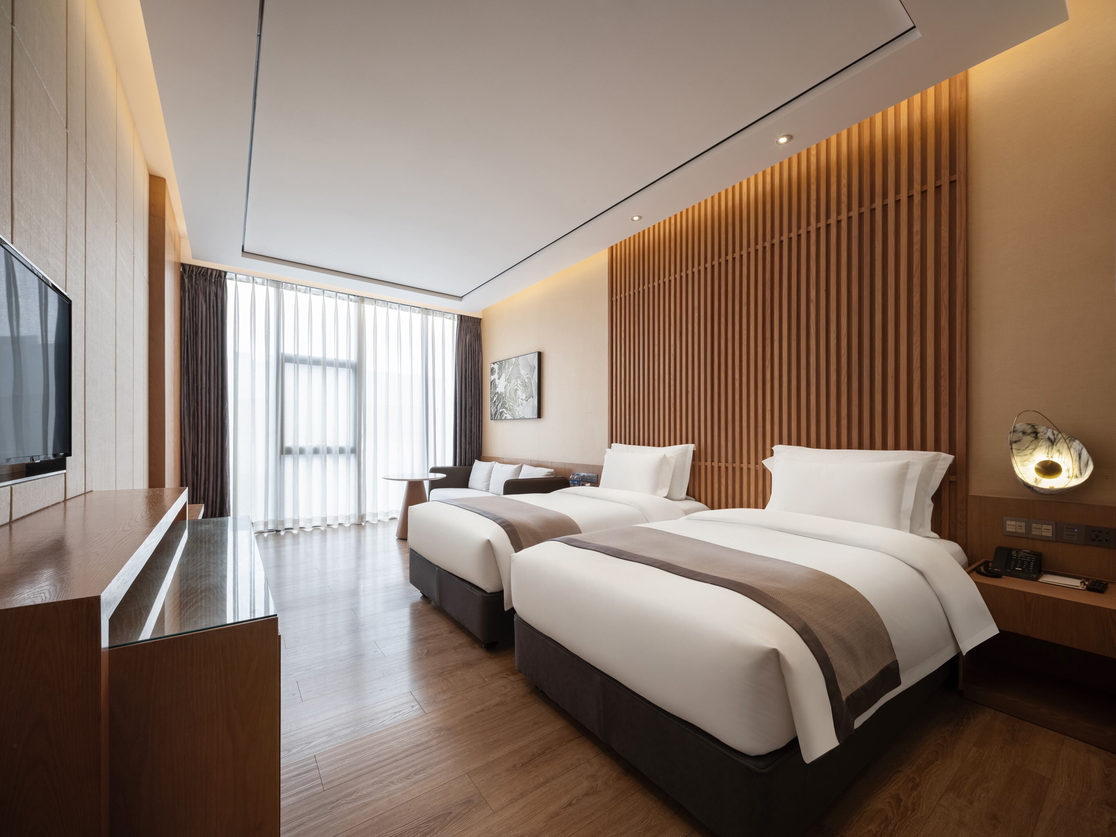 ألحفة محشوة بالريش وخزنة داخل الغرفة وستائر تعتيم ومكواة/لوح كي