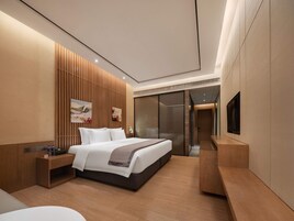 Habitación familiar, 1 cama de matrimonio grande, sin ventanas | Edredones de plumas, caja fuerte, cortinas opacas