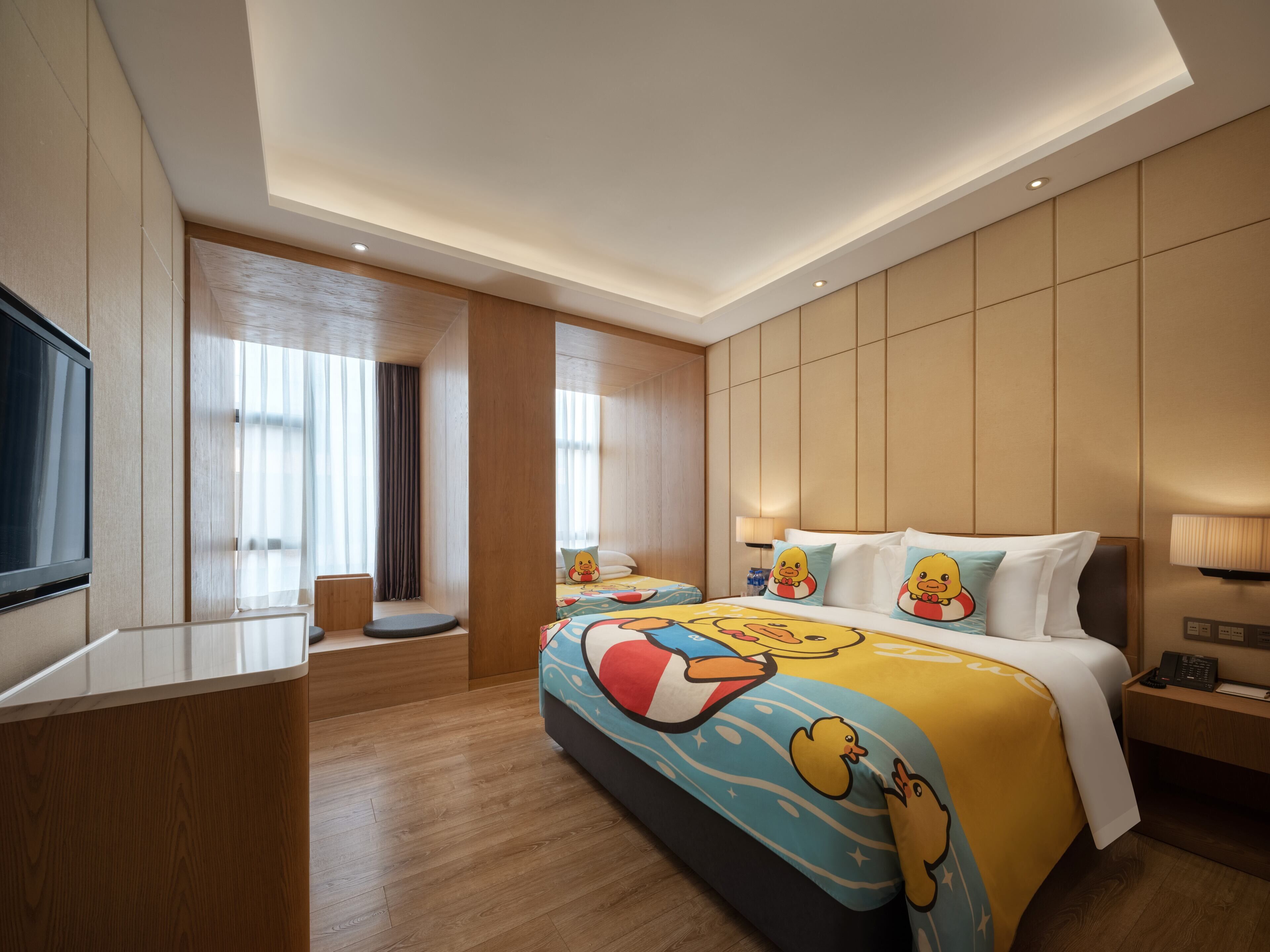 ألحفة محشوة بالريش وخزنة داخل الغرفة وستائر تعتيم ومكواة/لوح كي