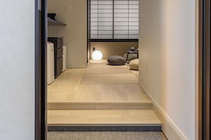 高级四人房, 无烟房 (No View, East Building, for 4 guests) | 办公桌、熨斗/熨板、免费 WiFi、床单