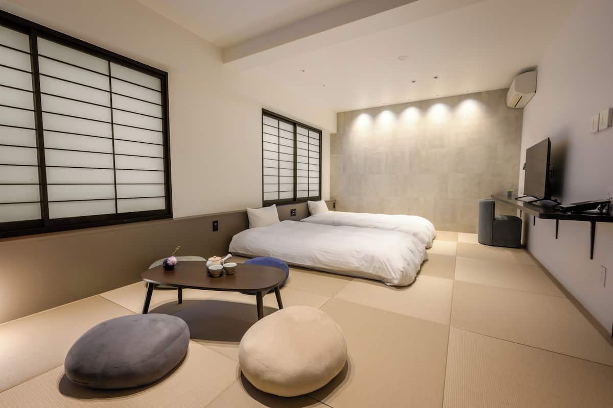 Superior-Vierbettzimmer, Nichtraucher (No View, East Building, for 4 guests) | Schreibtisch, Bügeleisen/Bügelbrett, kostenloses WLAN, Bettwäsche