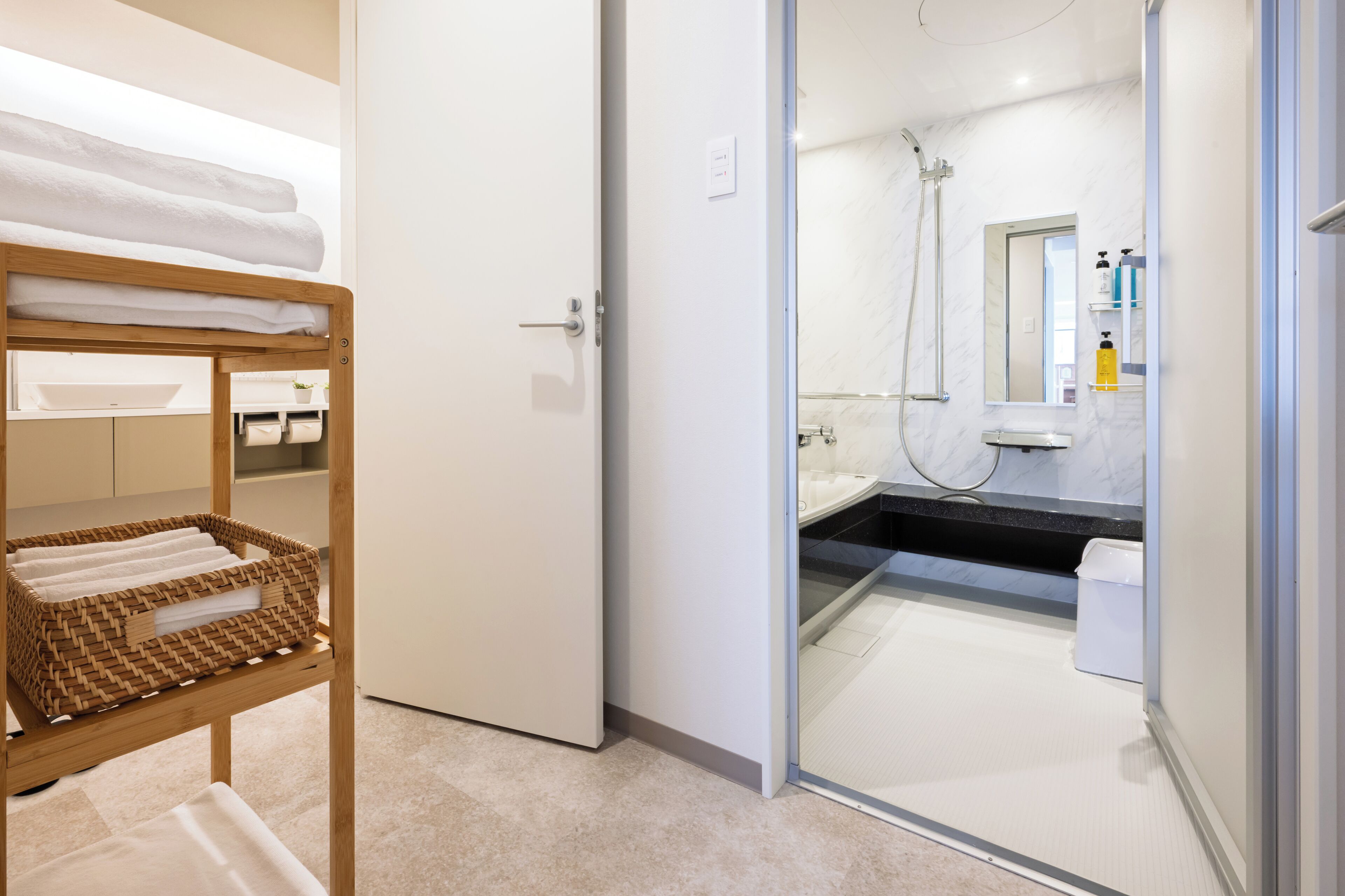 Huone ((East Building) Ocean View Suite) | Kylpyhuone | Suihkun ja ammeen yhdistelmä, ilmaiset hygieniatuotteet, hiustenkuivaaja